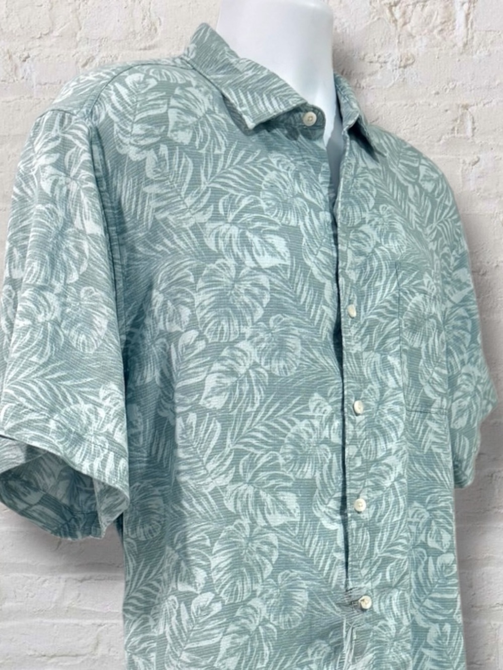 Tommy Bahama Tropical Print Shirt Men’s L Green Button Up Camp Hawaiian Casual